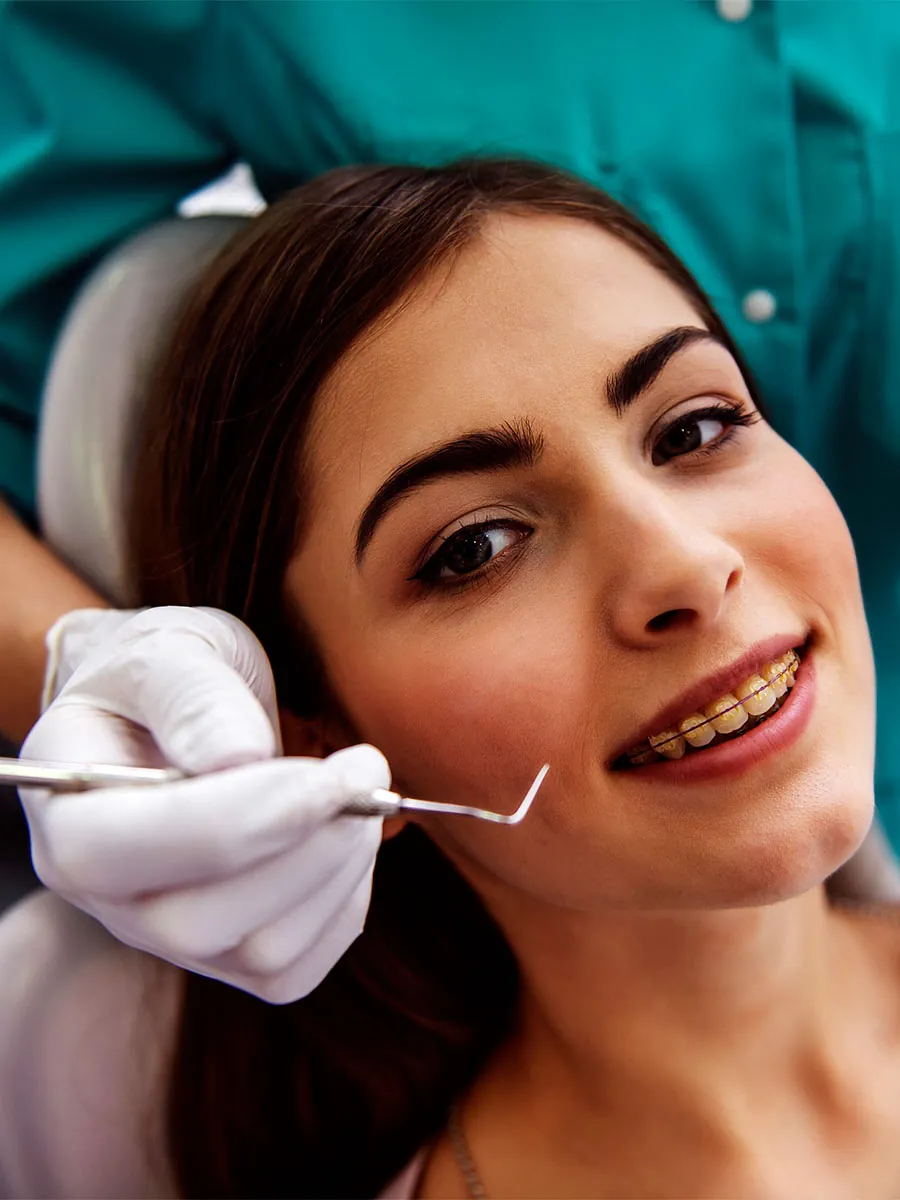 Mujer en tratamiento dental